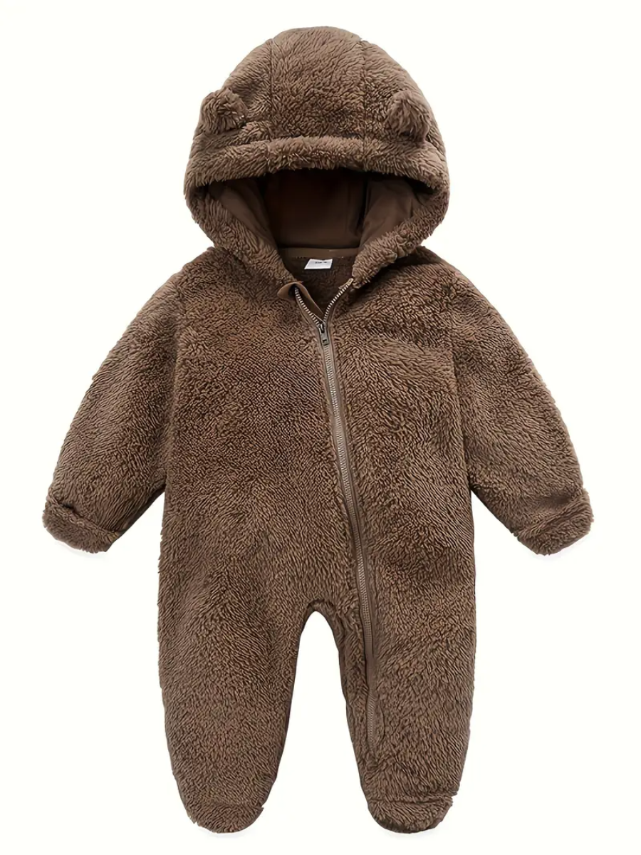 Brun babyfleece jumpsuit med huva och björnöron framifrån – "Söt rosa babyfleece jumpsuit med mjuk huva och charmiga björnöron. Perfekt för att hålla bebisen varm och bekväm under vintern.
