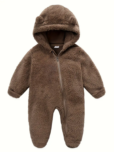 Brun babyfleece jumpsuit med huva och björnöron framifrån – "Söt rosa babyfleece jumpsuit med mjuk huva och charmiga björnöron. Perfekt för att hålla bebisen varm och bekväm under vintern.
