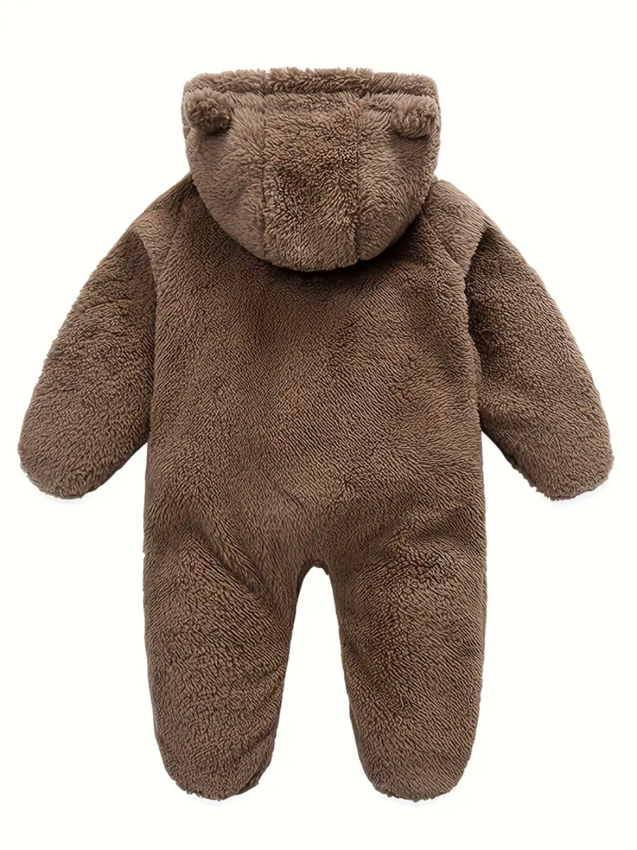 brun babyfleece jumpsuit med huva och björnöron framifrån – "Söt rosa babyfleece jumpsuit med mjuk huva och charmiga björnöron. Perfekt för att hålla bebisen varm och bekväm under vintern.