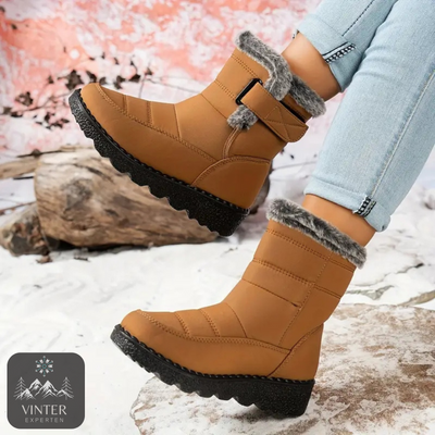 Bruna fodrade vinterskor för dam från Vinterexperten, med värmande fuskpäls och halkfri sula. Perfekta för vinterpromenader och kalla dagar i snö.