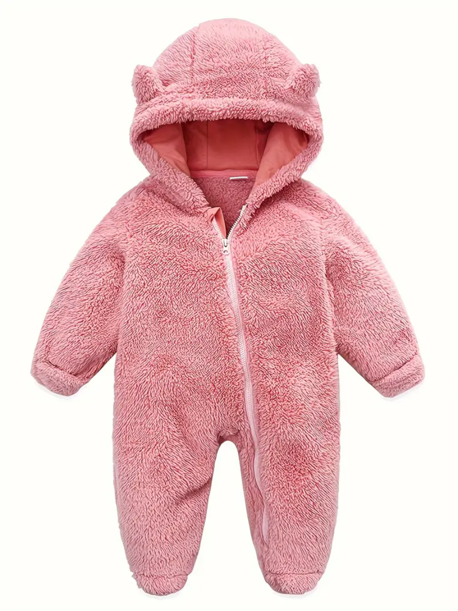 Rosa babyfleece jumpsuit med huva och björnöron framifrån – "Söt rosa babyfleece jumpsuit med mjuk huva och charmiga björnöron. Perfekt för att hålla bebisen varm och bekväm under vintern.