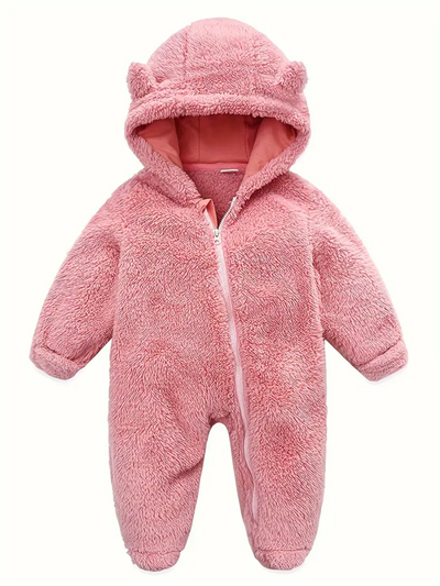 Rosa babyfleece jumpsuit med huva och björnöron framifrån – "Söt rosa babyfleece jumpsuit med mjuk huva och charmiga björnöron. Perfekt för att hålla bebisen varm och bekväm under vintern.