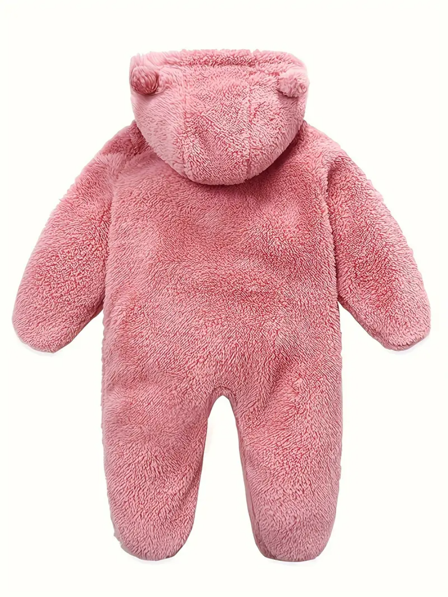 Rosa babyfleece jumpsuit med huva och björnöron framifrån – "Söt rosa babyfleece jumpsuit med mjuk huva och charmiga björnöron. Perfekt för att hålla bebisen varm och bekväm under vintern.