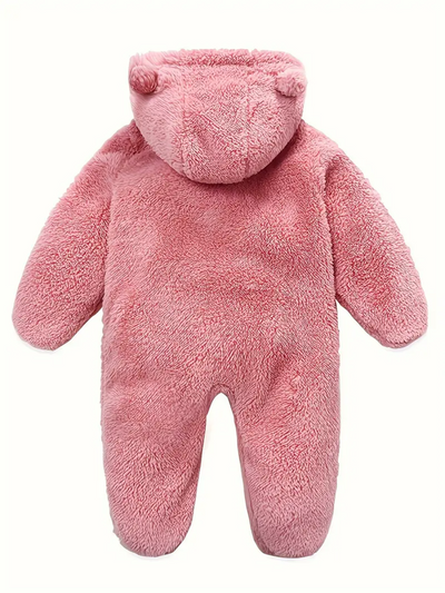 Rosa babyfleece jumpsuit med huva och björnöron framifrån – "Söt rosa babyfleece jumpsuit med mjuk huva och charmiga björnöron. Perfekt för att hålla bebisen varm och bekväm under vintern.
