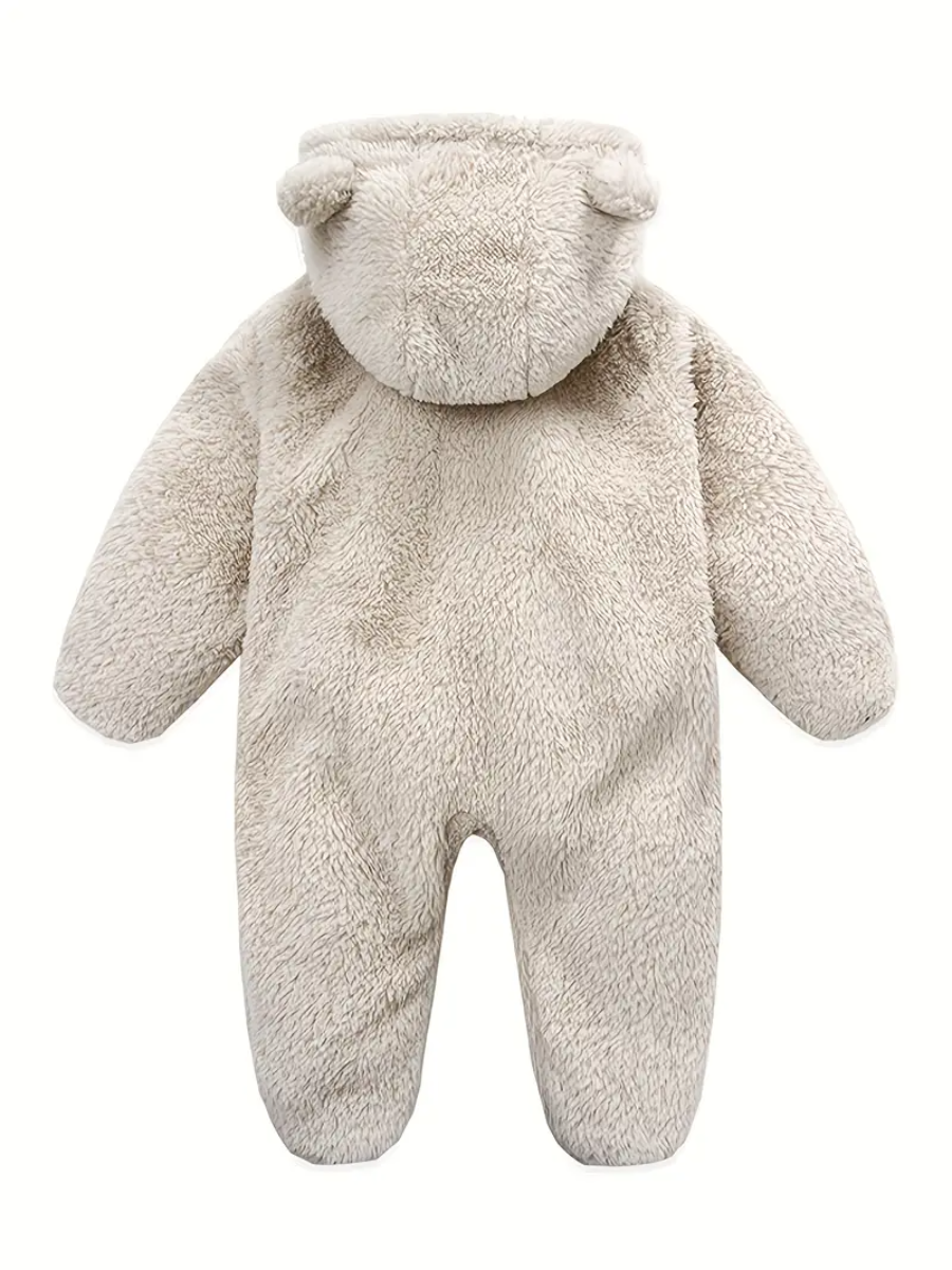 vit babyfleece jumpsuit med huva och björnöron framifrån – "Söt rosa babyfleece jumpsuit med mjuk huva och charmiga björnöron. Perfekt för att hålla bebisen varm och bekväm under vintern.