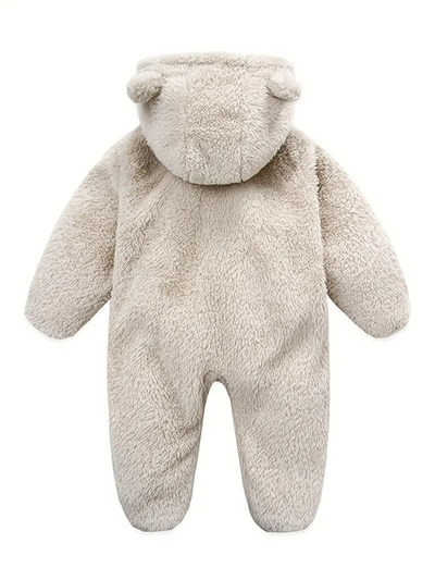 vit babyfleece jumpsuit med huva och björnöron framifrån – "Söt rosa babyfleece jumpsuit med mjuk huva och charmiga björnöron. Perfekt för att hålla bebisen varm och bekväm under vintern.
