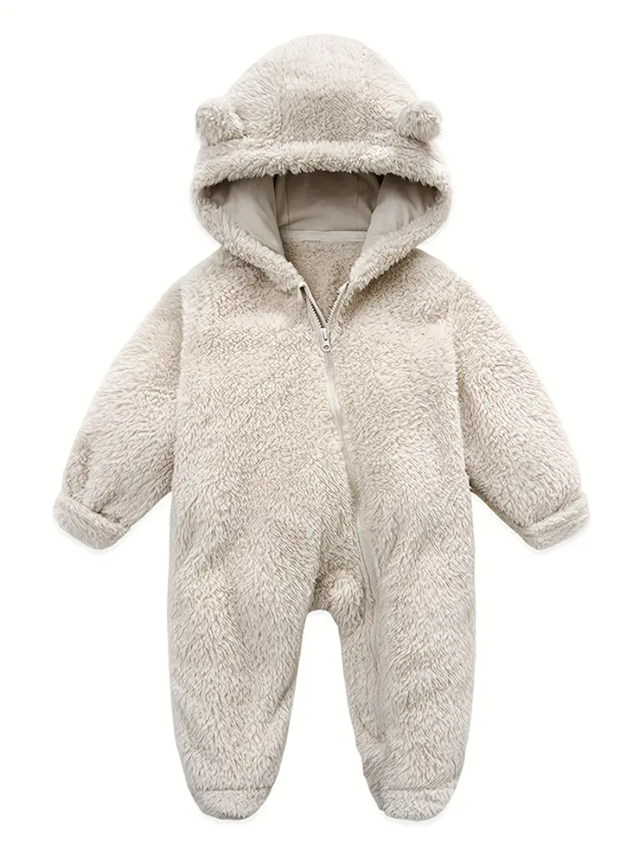 Vit babyfleece jumpsuit med huva och björnöron framifrån – "Söt rosa babyfleece jumpsuit med mjuk huva och charmiga björnöron. Perfekt för att hålla bebisen varm och bekväm under vintern.